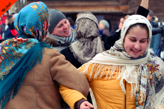 Chicas bailan en Maslenitsa